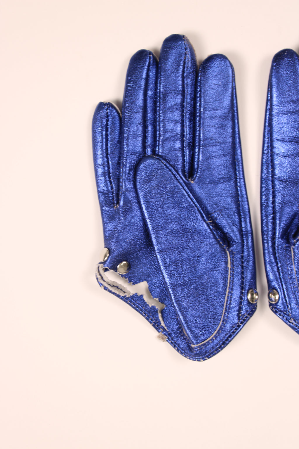 Fanci Club Gloves Rental